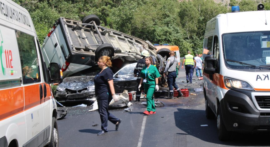 Двама загинали, семейство с бебе и дете на 3 г. са в болница след катастрофата край Кресна