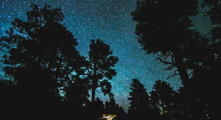 Метеоритните дъждове се появяват, когато Земята преминава през следи от комети или астероиди. 