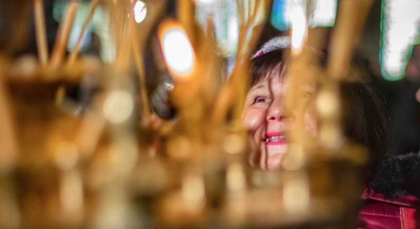 На този ден вярващите могат да запалят свещ и да отправят молитва към Свети Амвросий.