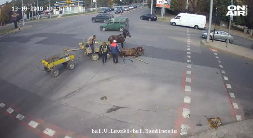 Ромски каруци връхлетяха автомобил в Хасково