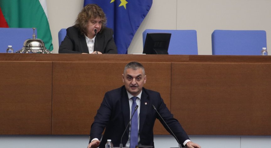 Кирил Добрев настоя за спешни отговори.