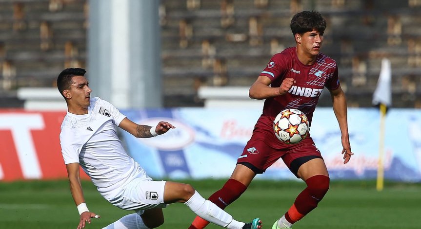 Стоичков облича фланелката на ЦСКА 1948, панамец – на 