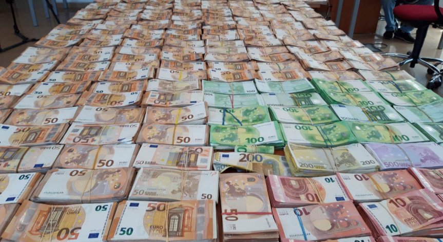 Задържаха рекордно количество недекларирана валута на 