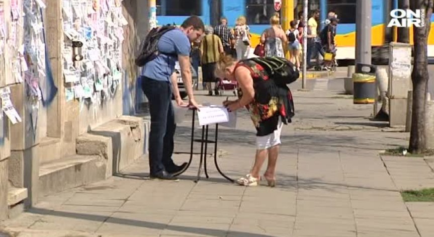 Николай Николов внесе подписката срещу травеститите и хамалите