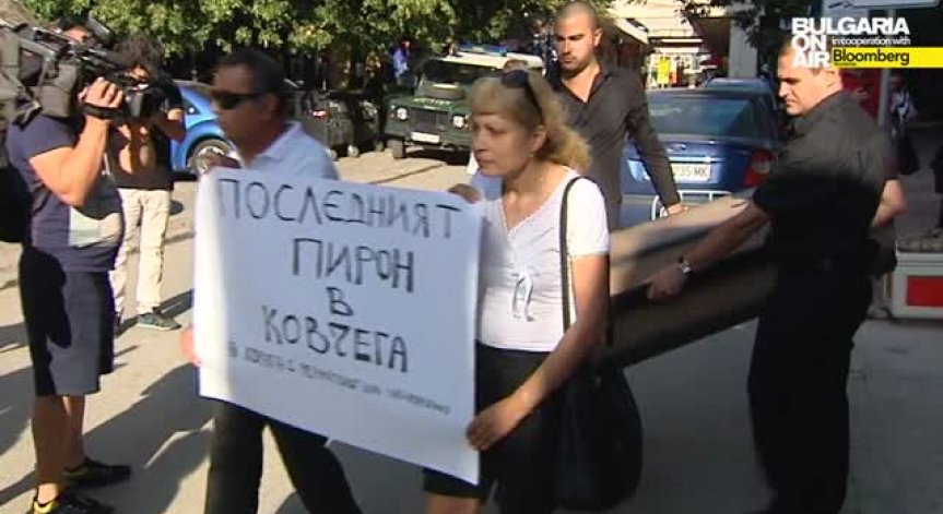 Пациенти подариха ковчег и пирони на НЗОК