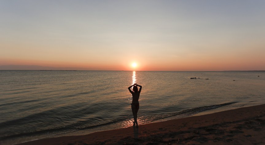 Забраниха влизането в морето на 12 плажа в гръцката област Атика