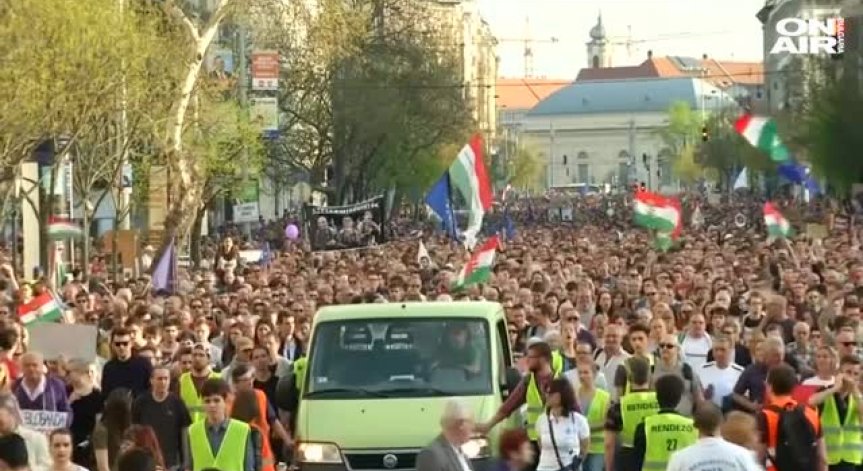 Десетки хиляди унгарци излязоха на протест срещу Орбан и ФИДЕС
