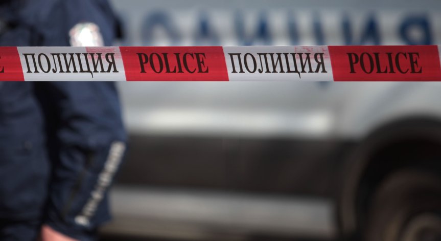 Жена е нападната с нож от маскиран в дома си