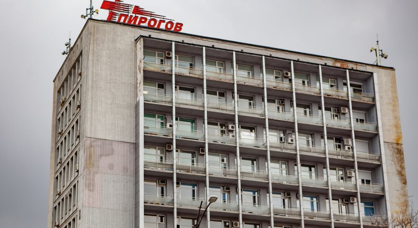 Няколко ранени след тежък удар между линейка и такси в София