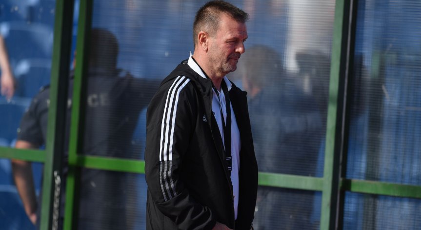 Главоболия за Младенов преди 