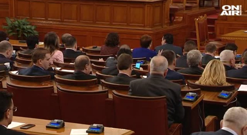 Пак нагоре: Основната заплата на депутатите става 3540 лева