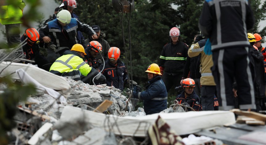 В Албания издирват затрупани и оцелели под отломките хора