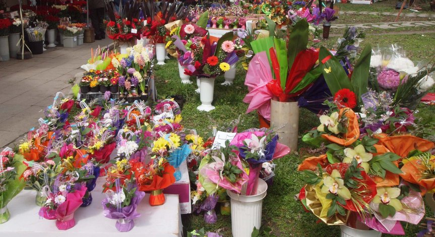 За първия учебен ден: Цвете - 5 лв., букет - 10 лв.