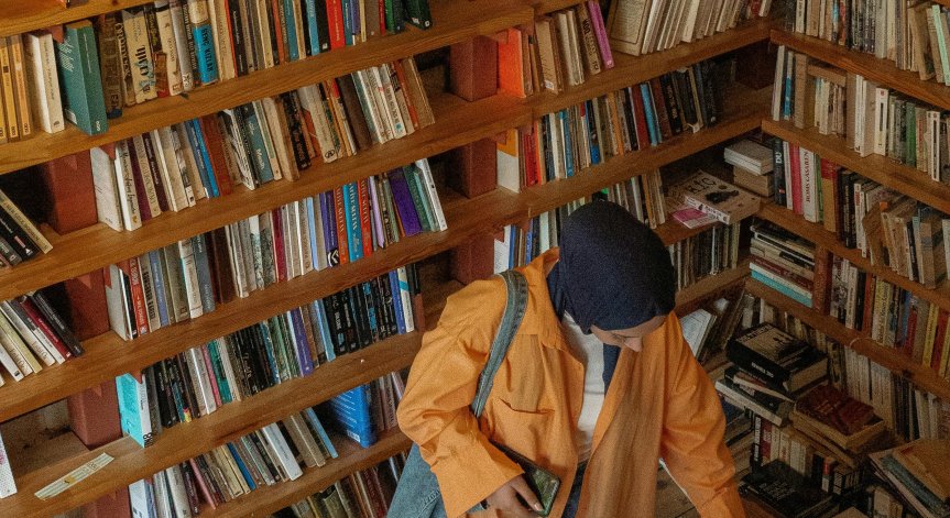 Полицията затвори библиотека в Техеран - жените ходели с непокрити коси