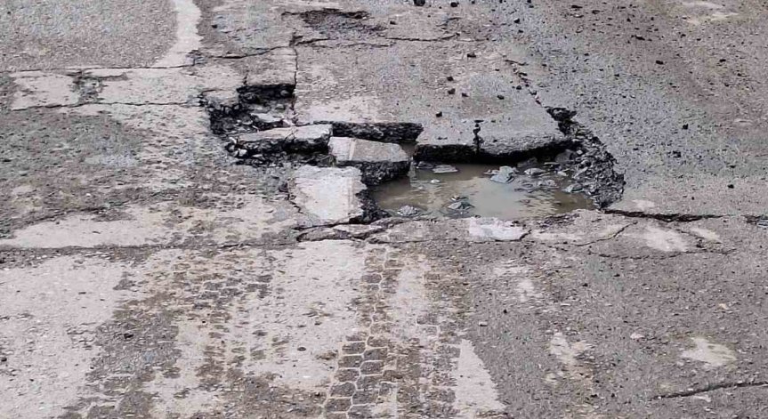 Опасни дупки дебнат в градовете: Подават се сигнали, но липсва реакция