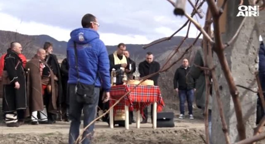 Село Глушник посрещна Трифон Зарезан с освещаване и зарязване на лозята