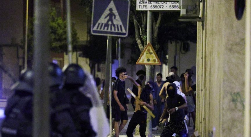 Арестувани са 8 души.