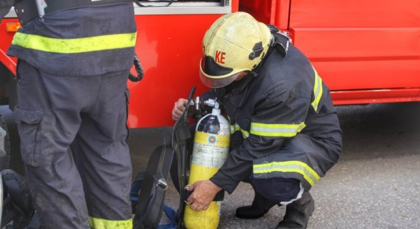 Трети ден пожарникари се борят с огъня край границата с РСМ