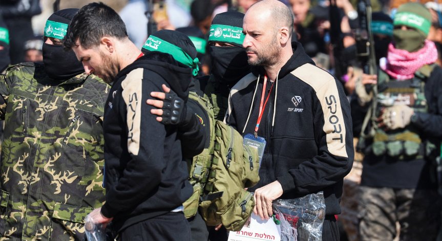 Тримата мъже стискаха в ръце сертификат за края на пленничеството им.