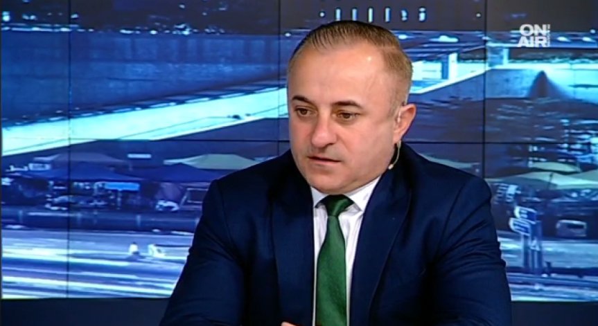 Бойните самолети разединиха 