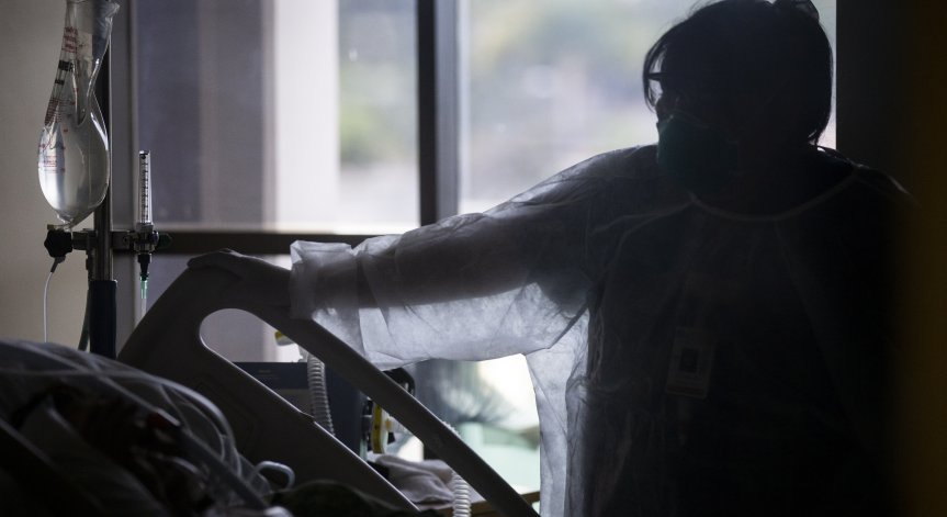 Мъж се прибра вкъщи след 306 дни с Ковид усложнения в болница