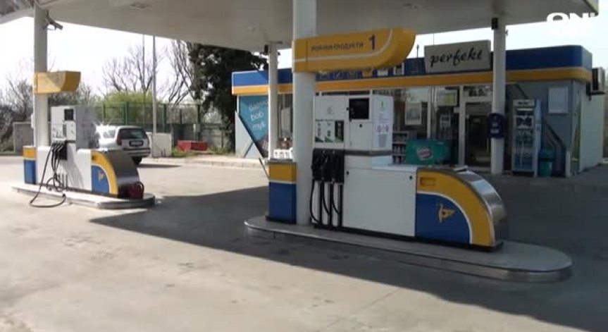 Четирима мъже влязоха един след друг в бензиностанция и я обраха