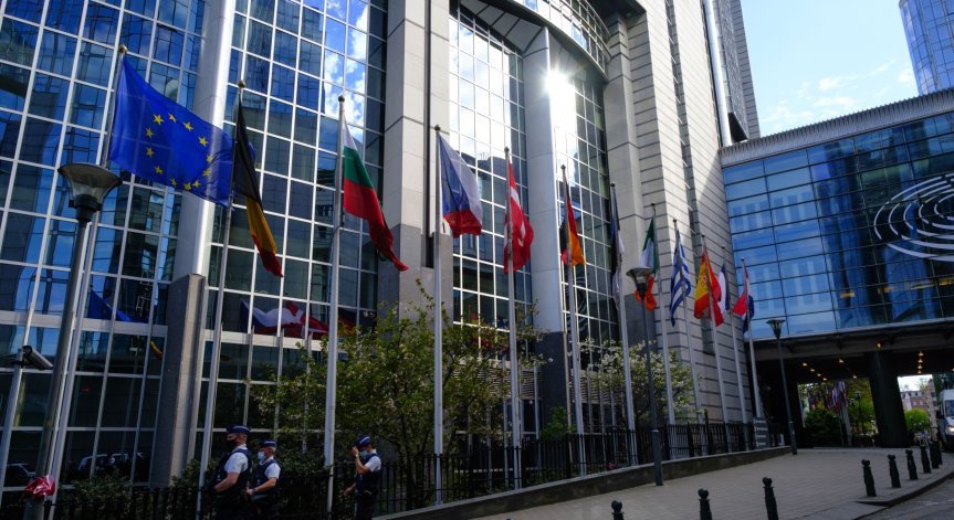 ЕП: Незабавно да се възстанови свободното движение в Шенген