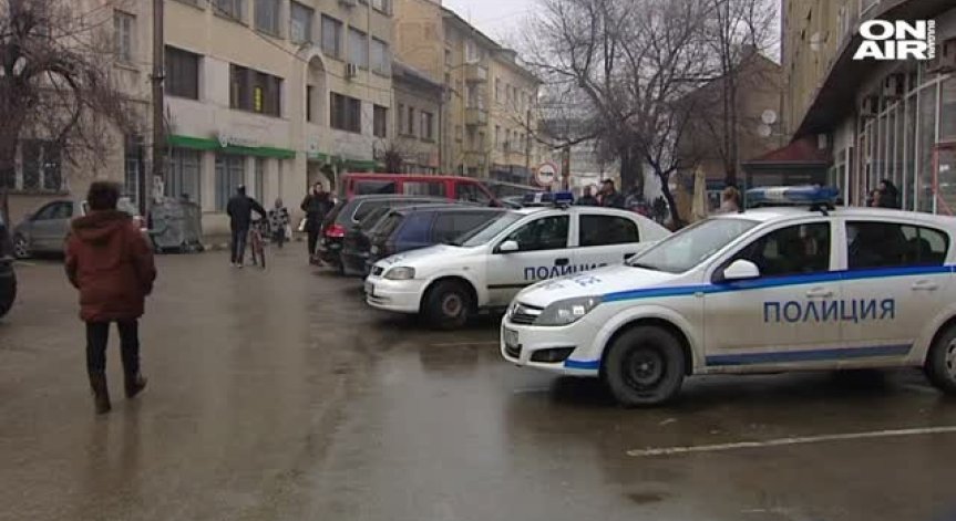 Нападателите на полицаи в Ихтиман - единият е пуснат, другият остава в ареста