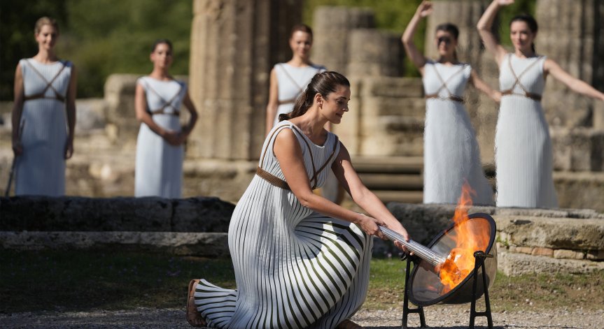 Запалиха олимпийския огън за Зимните игри през 2022 