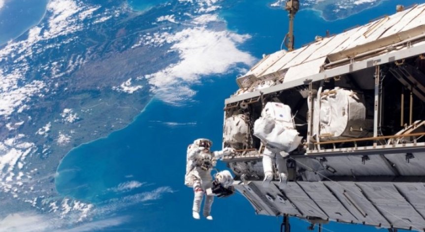 Астронавт прекара 340 дни в космоса, жали за басейн