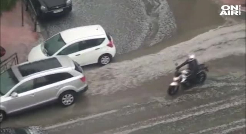 Внезапна градушка предизвика хаос в Атина