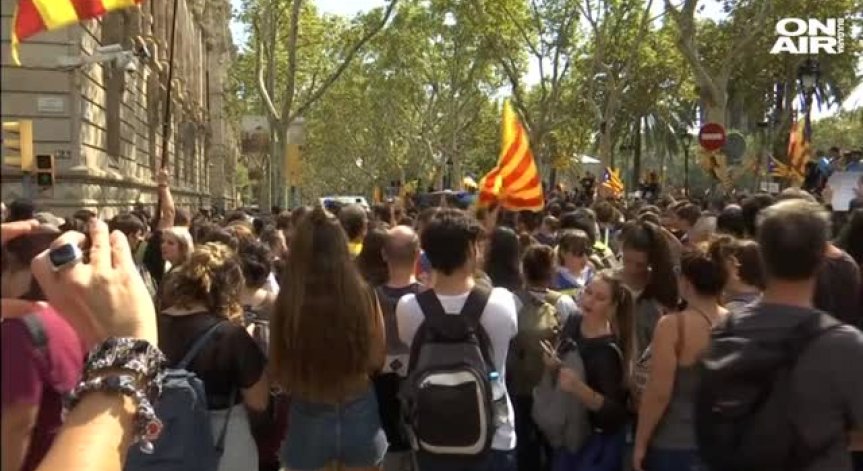 Напрежението в Каталуния расте: Гумени куршуми срещу протестиращите, камъни по полицаите