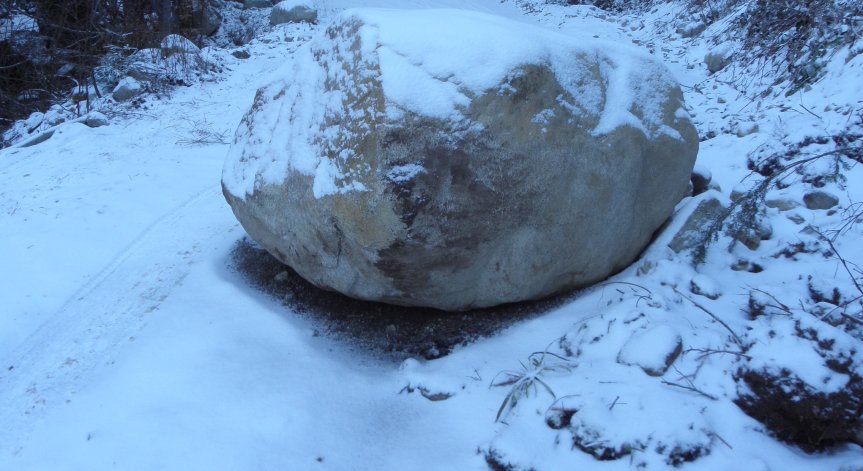 Голяма скала падна на пътя при прохода 