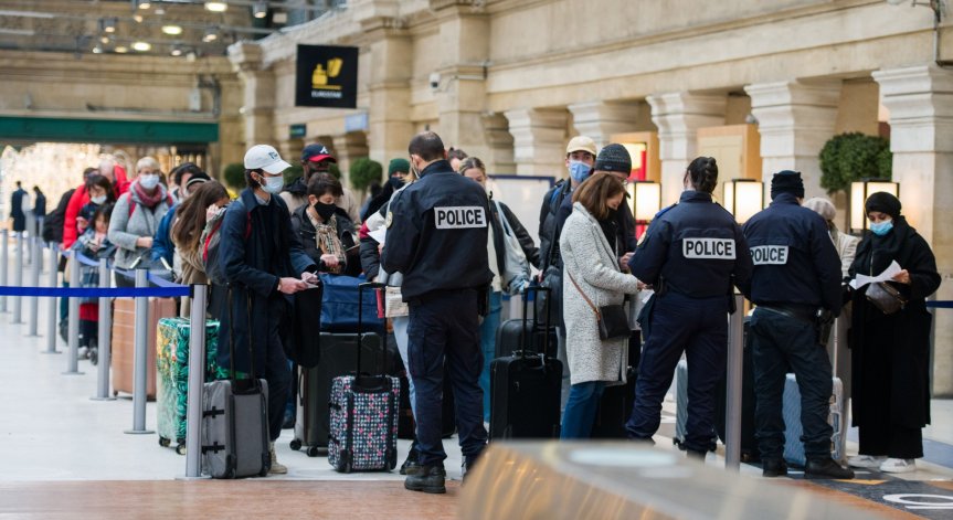 Ваксинационен паспорт вместо сертификат във Франция, съкратиха срока за бустерната доза