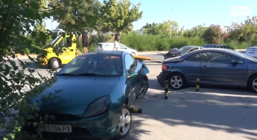 Дрогиран с три вида наркотици удари пет автомобила в Пловдив