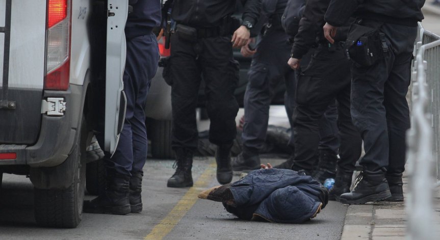 Полицаите поискаха по-лека мярка, за да се грижат за малолетните си деца.