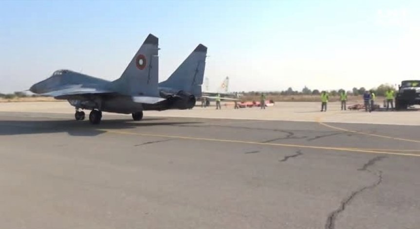 Каракачанов: България ще купува нови изтребители