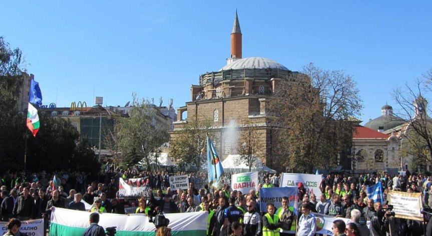 Полицаи и надзиратели излизат на протест