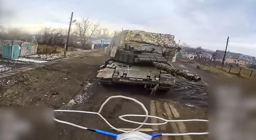 Групите за издирване в района са подпомагани от вертолети.