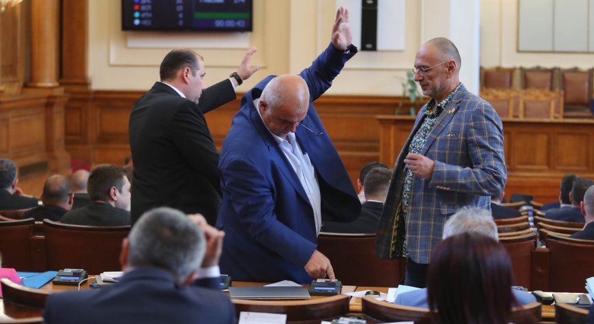 Депутатите се връщат на работа днес, окончателно ще заседават в бившия Партиен дом