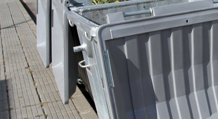 Вече седмица жители от русенски район са без кофи за боклук