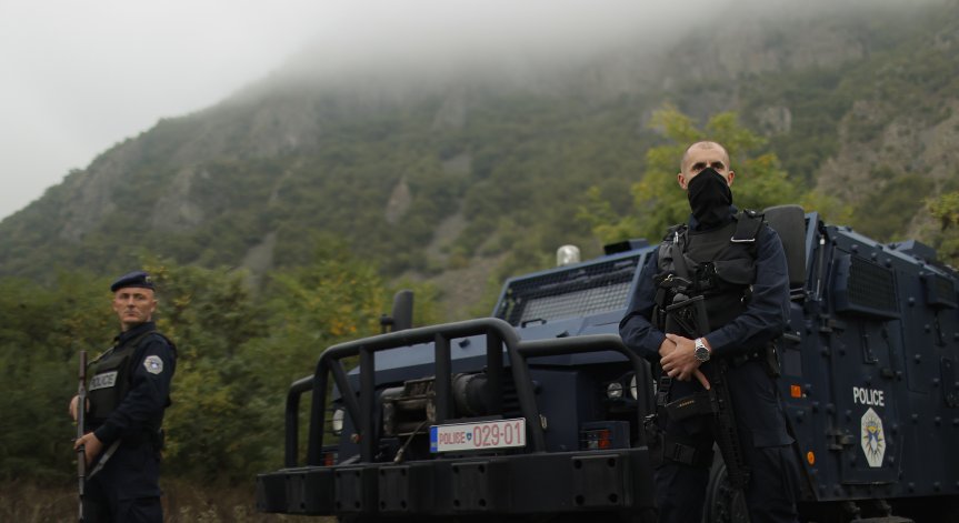 Сирени за въздушна трегова в Косово, хората строят барикади, започва операция