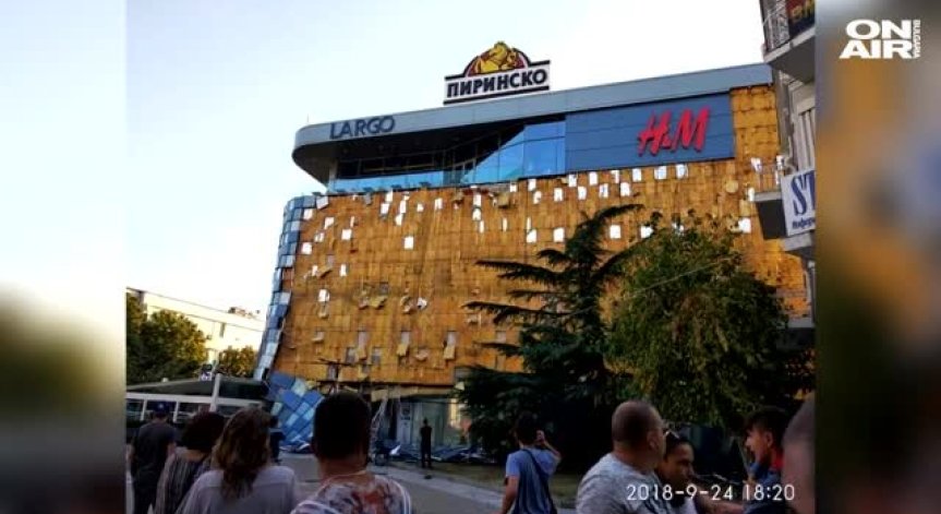 Силният вятър събори фасада на мол в Благоевград, няма пострадали