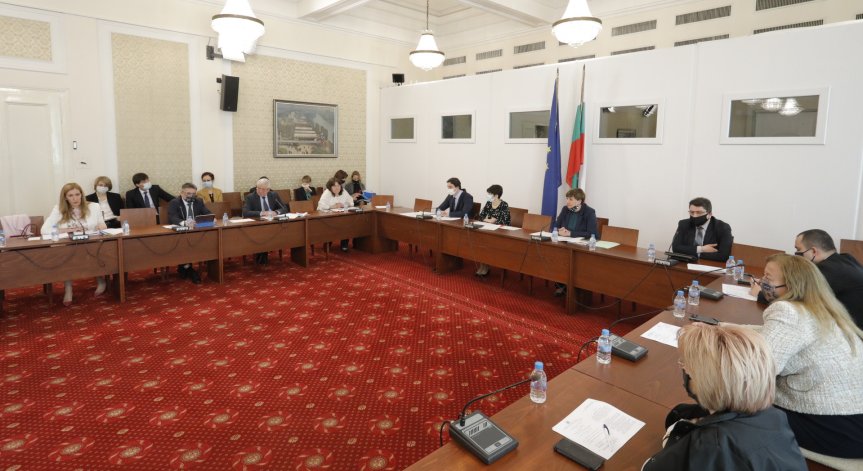 Правната комисия обсъжда потворно 