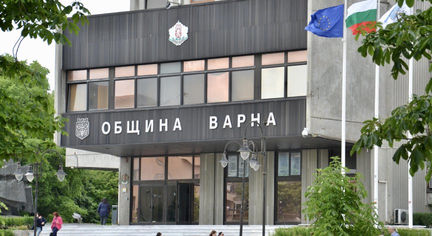 Акцията обхваща както общински офиси, така и частни домове.