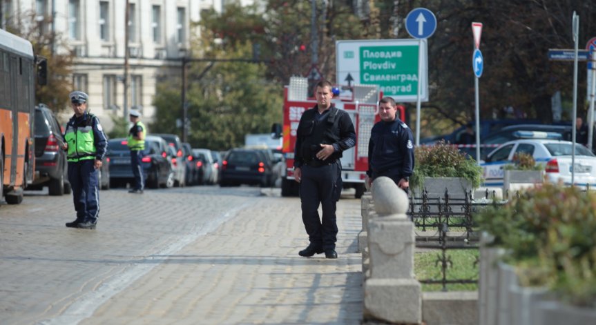 Полицаи спипаха 28 нелегални мигранти в София