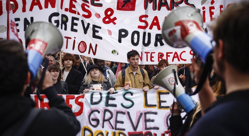 Французите излизат на девета национална стачка, проблеми с полетите в Париж