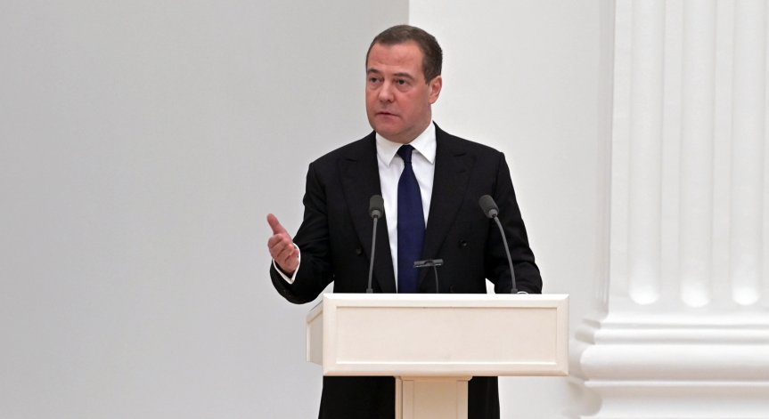 Медведев с ирония към Запада, публикува списък със 