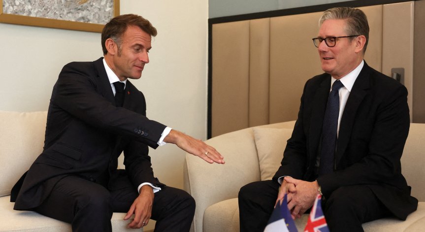 Кризата във Франция: Макрон отказва да подаде оставка, Льо Пен ще сваля правителството