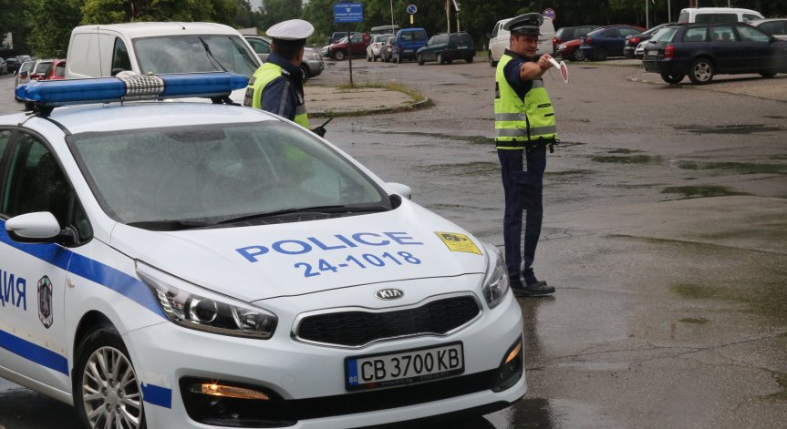 Над 20 задържани при акция на пътя, двама опитали да подкупят полицаи